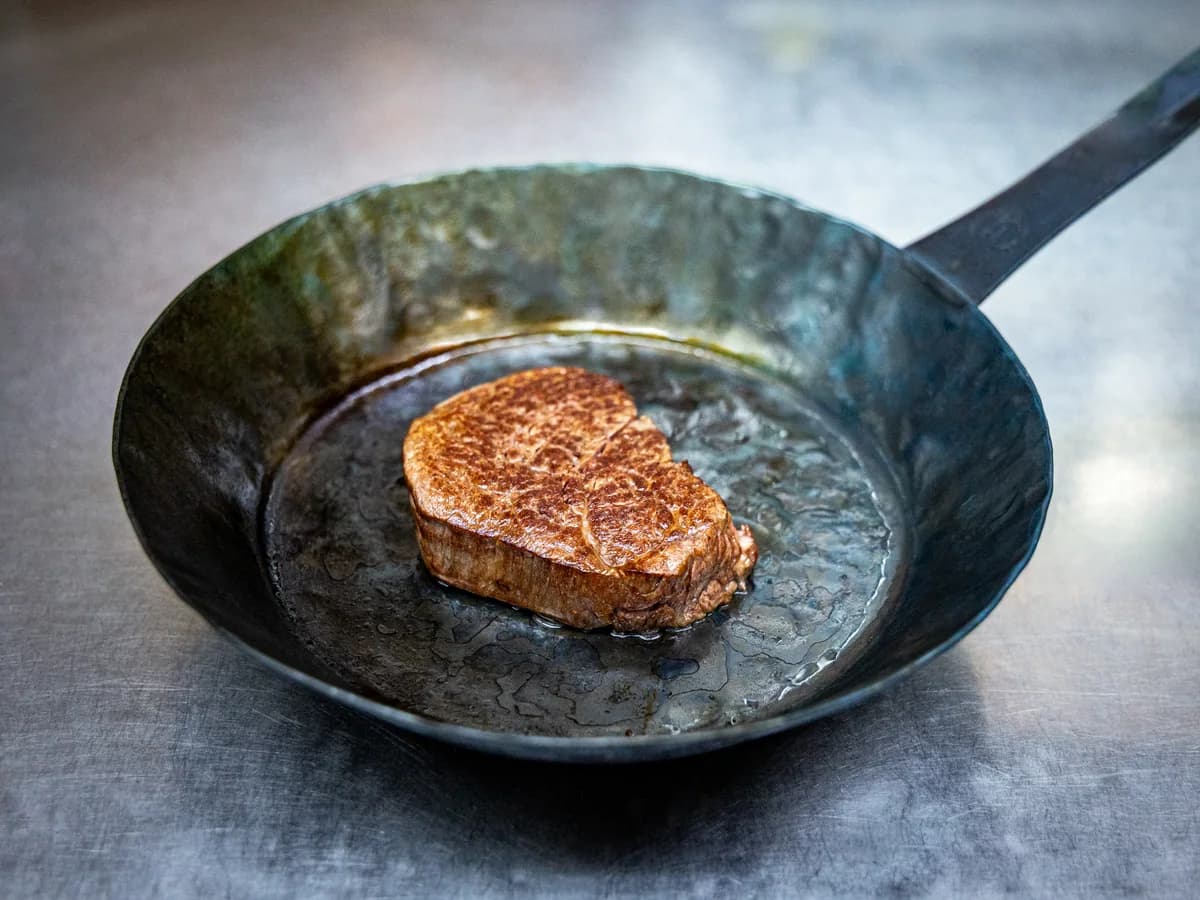 鍛造鉄フライパンで香ばしい焼き目がついた肉